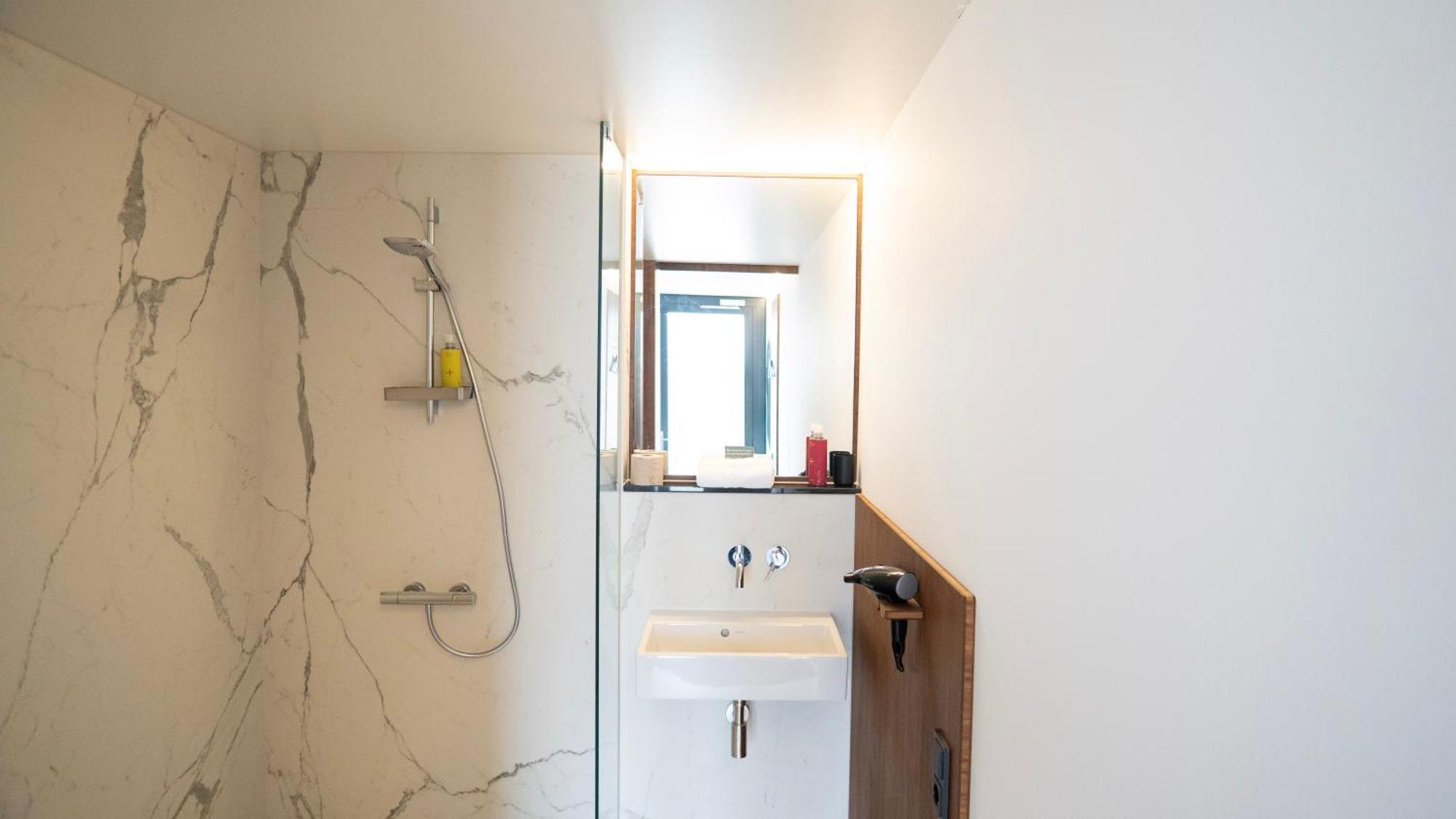 Tin Inn - Heinsberg - Das Hotel Aus Hochwertig Ausgebauten Ueberseecontainern ภายนอก รูปภาพ